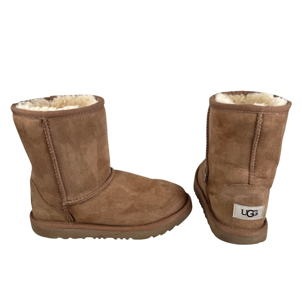 UGG Kids Classic Short II Winter Boots Sz 2 Chestnut Suede Sheepskin